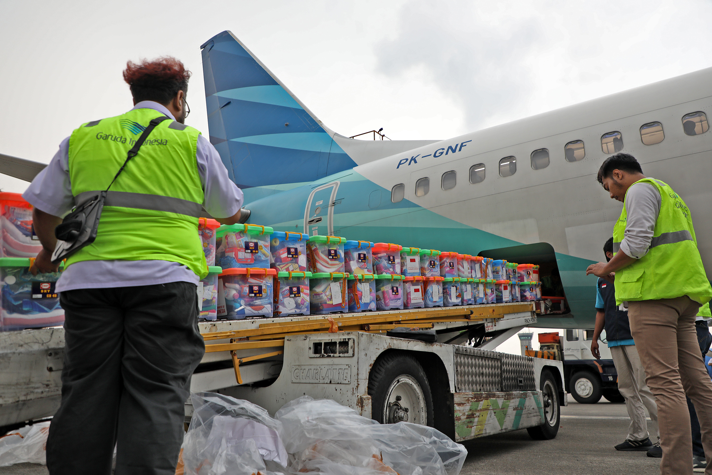 Sejumlah petugas memuat barang dan peralatan bantuan dari Pemerintah Indonesia untuk negara Republik Vanuatu ke dalam bagasi pesawat Garuda Indonesia di Terminal Kargo, Bandara Internasional Soekarno-Hatta, Tangerang, Banten, Senin (8/5).